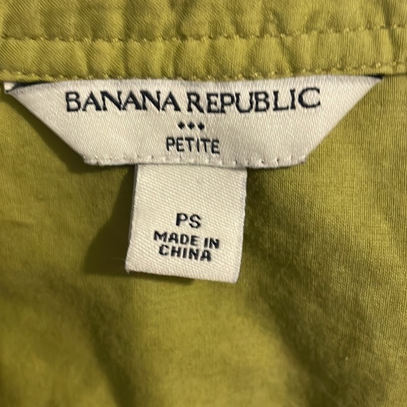 3/$15💛 🍀 Green Banana Republic top 🍀 - Picture 4 of 9